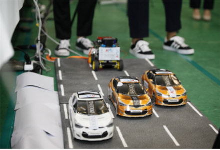 전자공학부 윤상우 학생 외 2인이 개발한 영상처리 기반 차간거리 측정시스템. 기존 고가의 추돌방지 시스템을 대체할 수 있는 영상처리기반 시스템. 화물차와 버스 등에 장착 가능. 한국산업기술대 제공